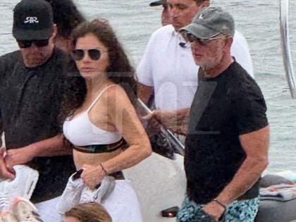 0415-Jeff-Bezos-Lauren-Sanchez-Galapagos-PRIMARY