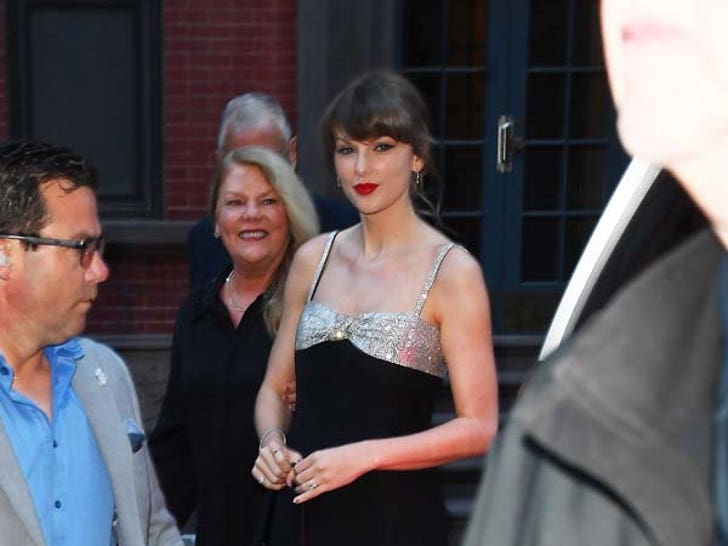 Taylor Swift and Family Take Manhattan
