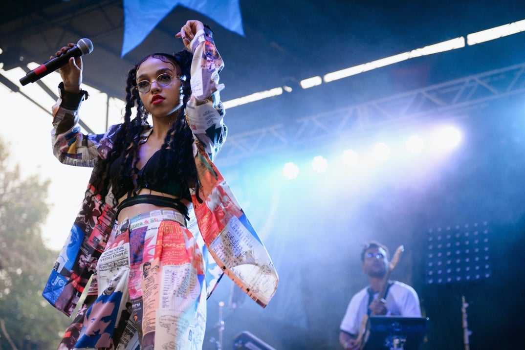 FKA Twigs Performance Singing Stage Photos 14