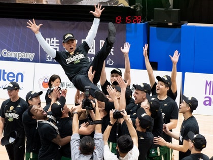 Team Taiwan Beer Celebrates SBL Finals Win Against Yulon Luxgen Dinos photos1