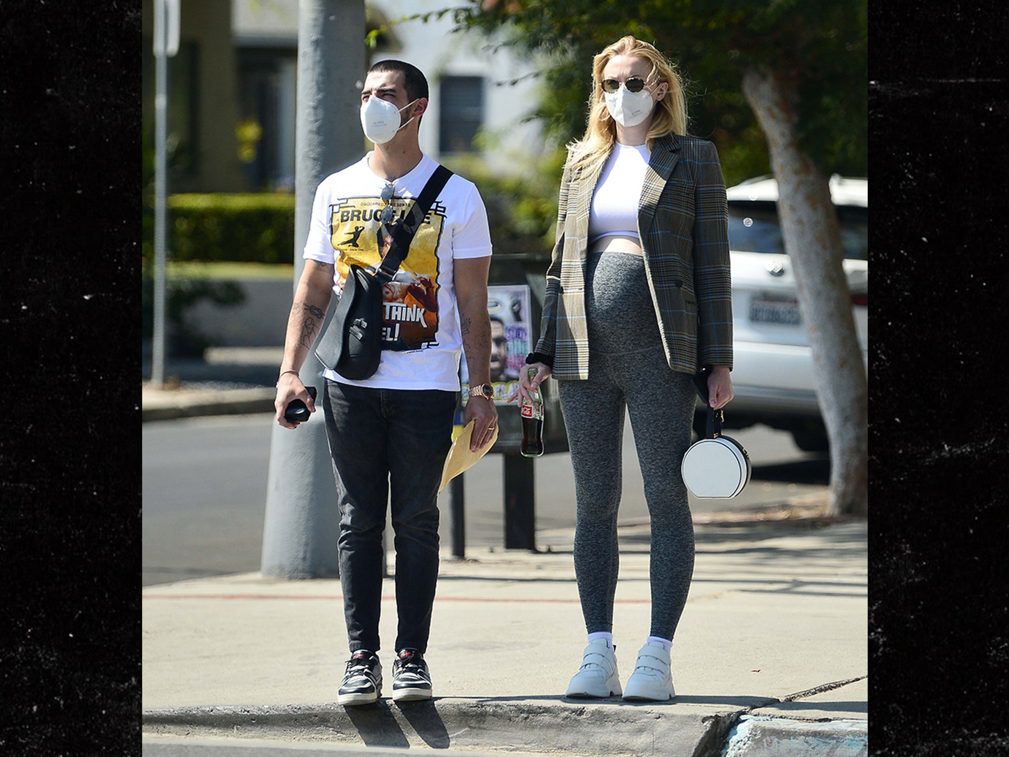 Sophie Turner S Baby Bump Looking Bigger While Shopping With Joe Jonas