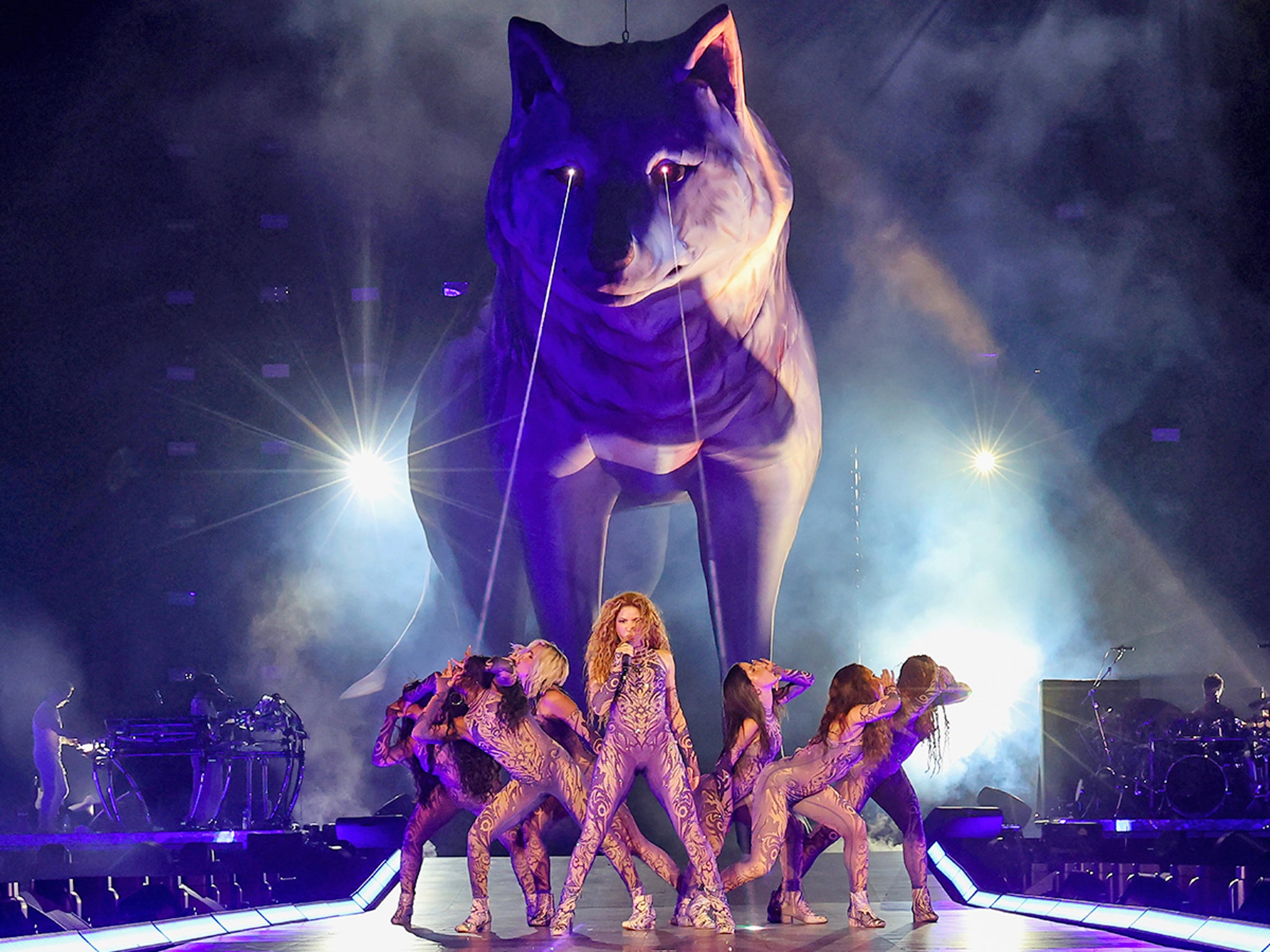 Shakira Unleashes Giant Wolf Prop on First Night of 'Las Mujeres