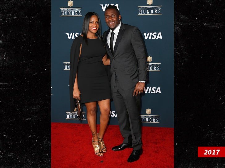 Thomas and Kelly Davis sub getty swipe