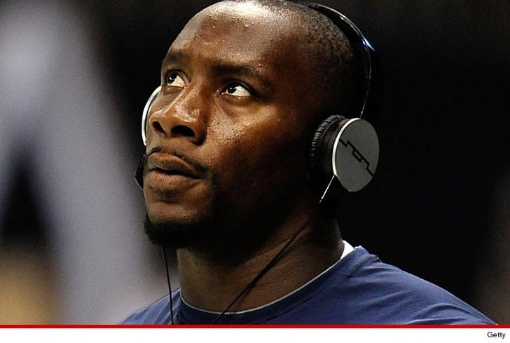 Denver Broncos Antonio Smith -- Alleged Abuse Victim Is a :: 0521-antonio-smith-getty-3