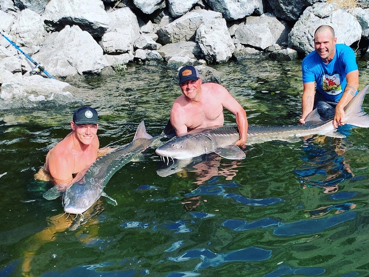 Cowboys' Leighton Vander Esch feeds bear while fishing