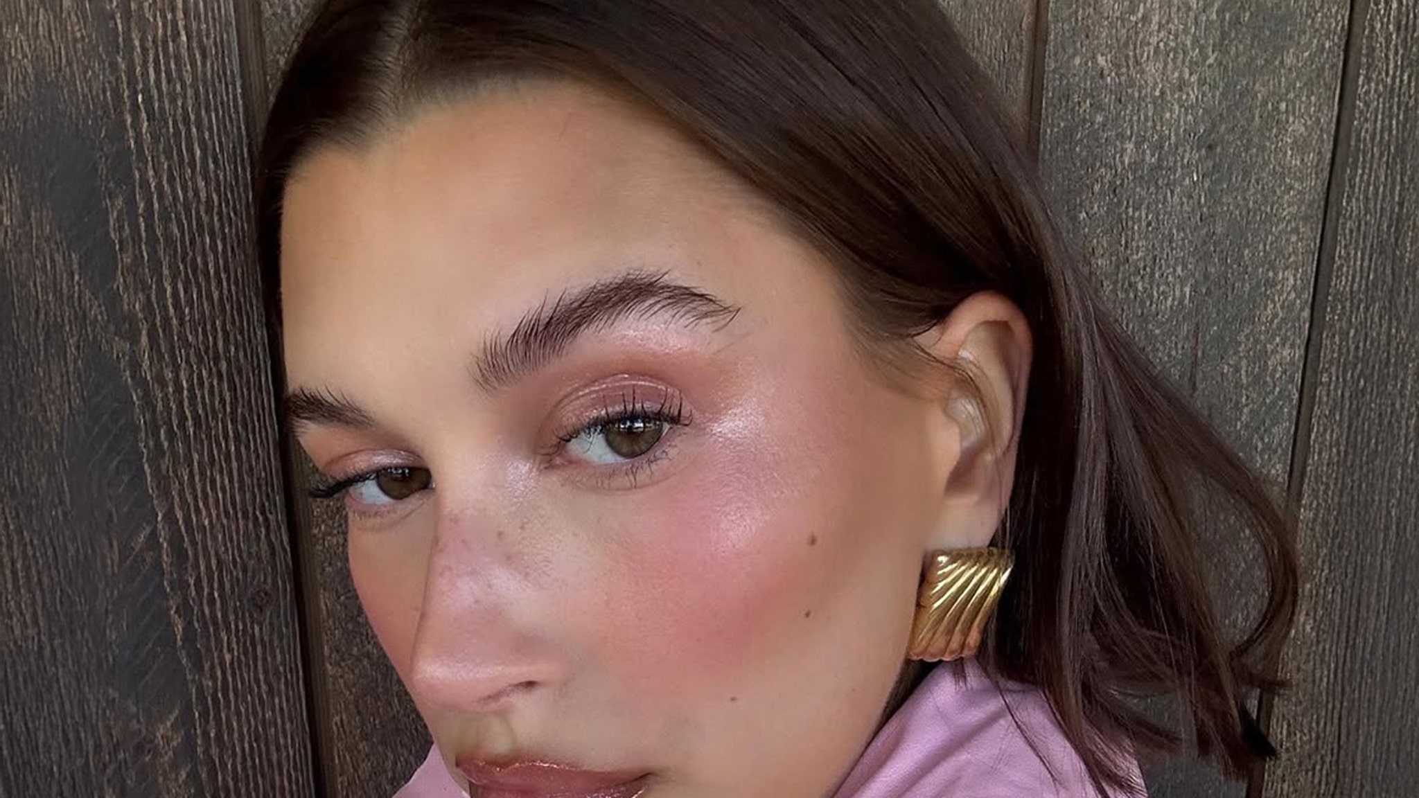 Hailey bieber mengeksplorasi opsi hukum terhadap pembenci online