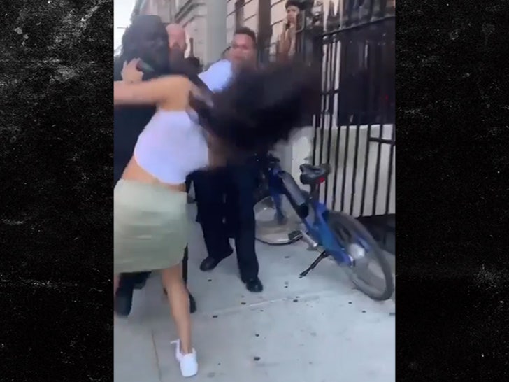 oficial de policía de nueva york golpea a mujer en la cara durante el arresto