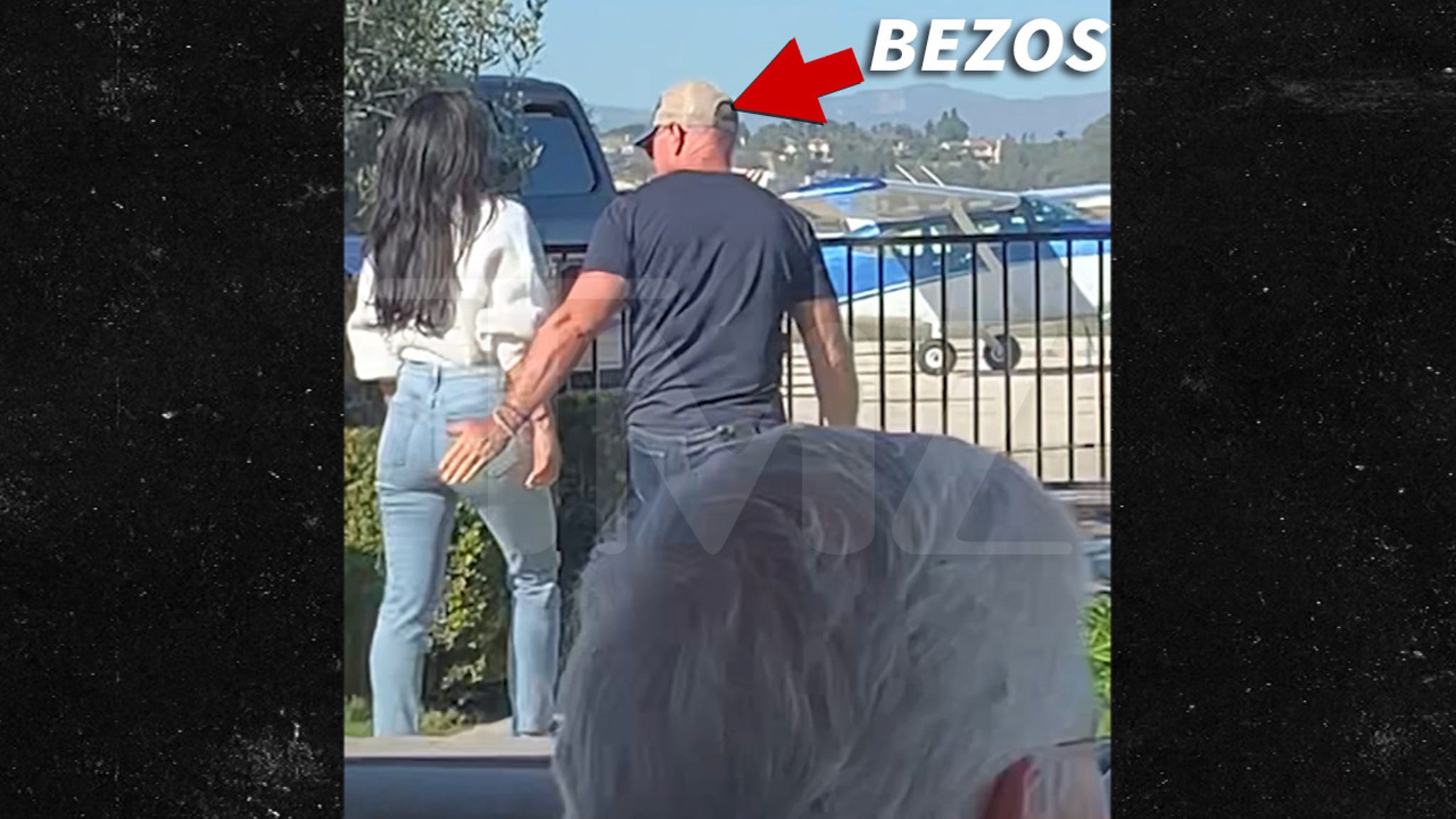 Jeff Bezos Slaps Gf Lauren Sanchezs Butt At Lunch