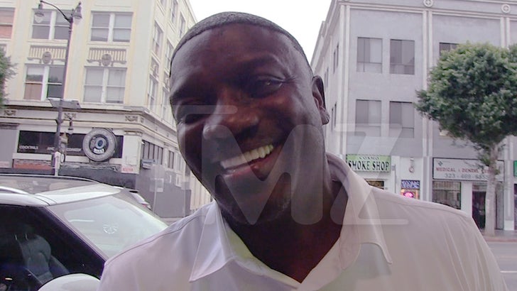 Akon, Brothers'ı Tur Stand-In'leri Olarak Kullanmanın Hayranların Yararına Olduğunu Söyledi