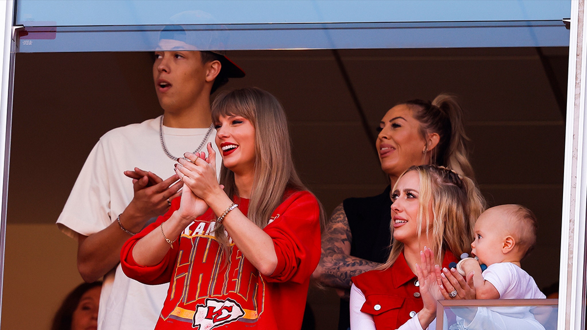 Taylor Swift Shows Up Again for Travis Kelce’s Game in Kansas City