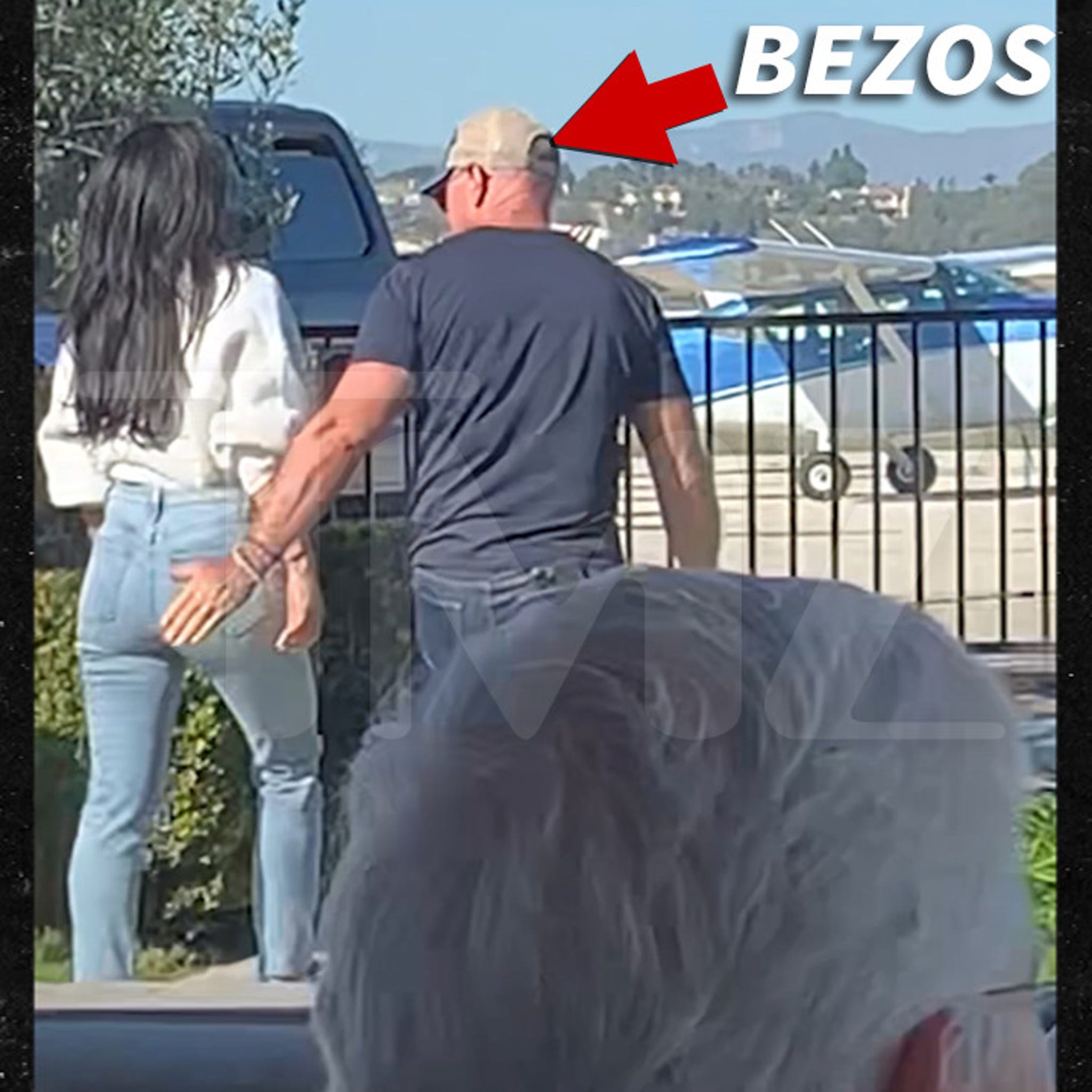 Jeff Bezos Slaps GF Lauren Sanchezs Butt At Lunch