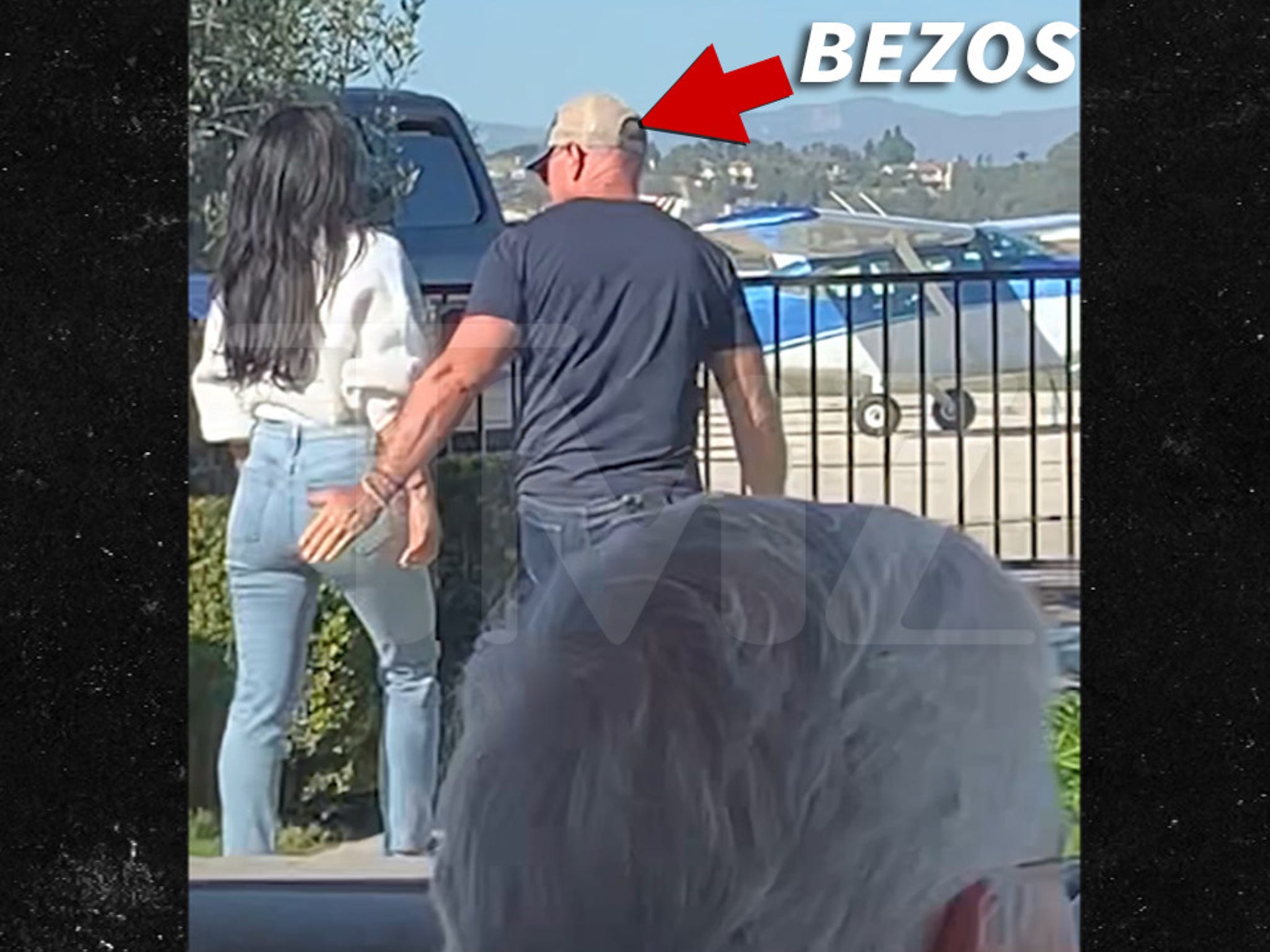 Jeff Bezos Slaps GF Lauren Sanchezs Butt At Lunch photo