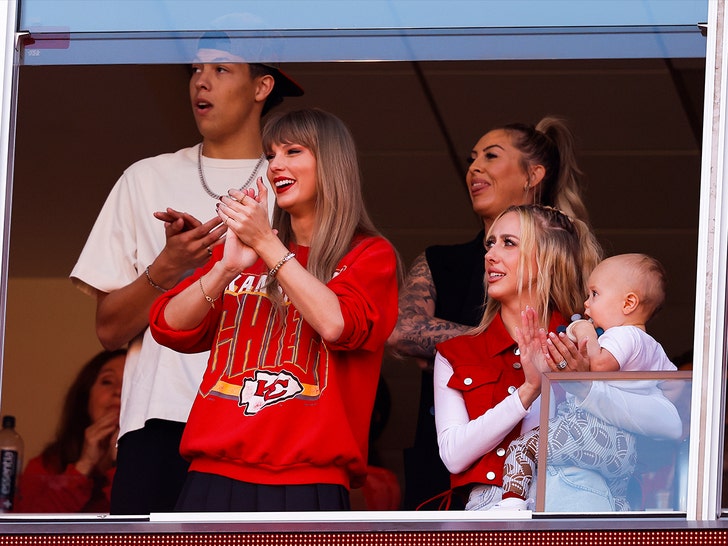 Taylor Swift Cheers on Travis Kelce at Kansas City Chiefs Game