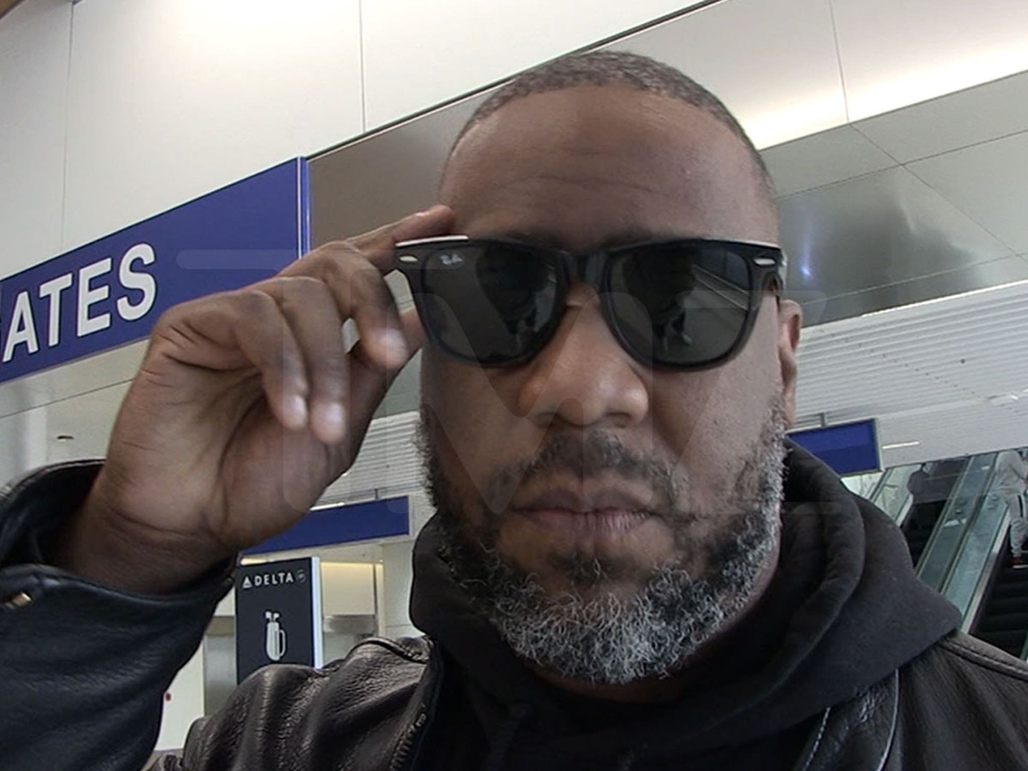 Chris Brown Challenged To Dance-Off by Robert Glasper Before Grammys
