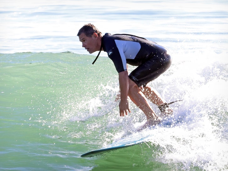 Josh-Brolin-backgrid-3