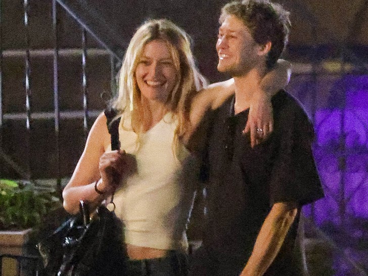 0615-Joe-Alwyn-Sarah-Pidgeon-Date-Night-NYC-Sub2