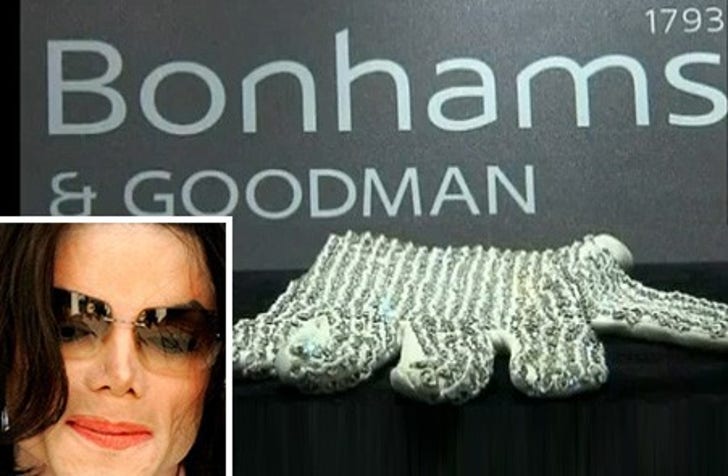 Jackson's Love Glove Nets a Bundle :: 0906_mj_getty_52312242-1