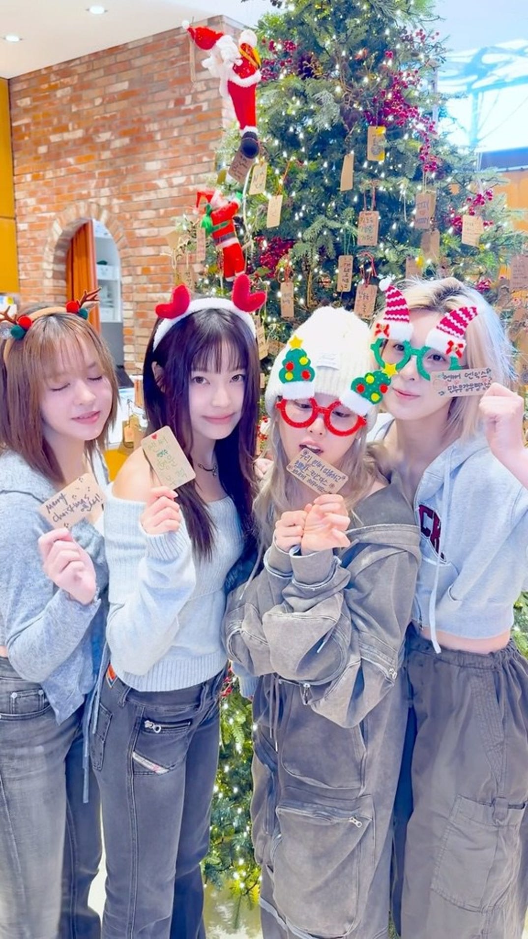 Lily, Bae, Jiwoo and Kyujin