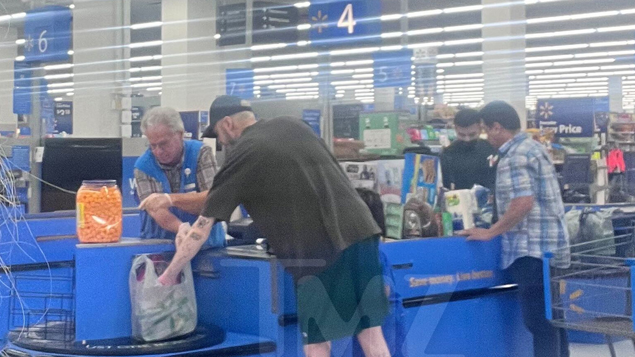 Pete Davidson and Saint West’s Shopping Day Started in Walmart – TMZ