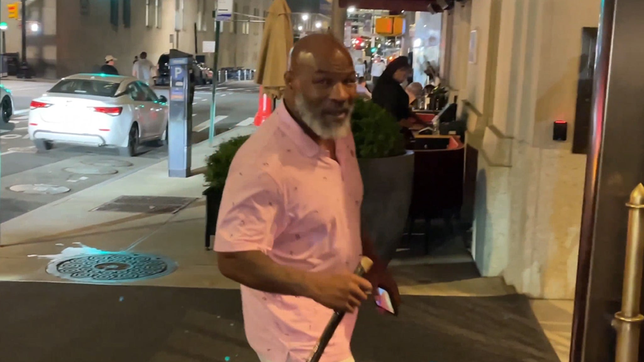 Mike Tyson ileso, bien a pesar del uso de bastón en Nueva York