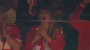 Taylor Swift ve el partido de los Chiefs en persona con la madre de Travis Kelce