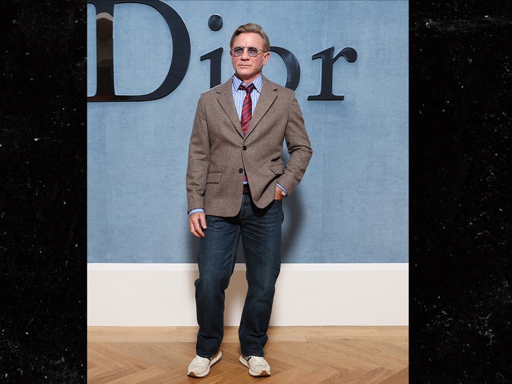 0627-Daniel-Craig-Paris-Fashion-Week-SUB
