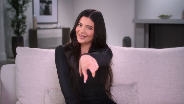 Kylie Jenner, En Küçük Çocuğunun Yeni Adını Tanıtmak İçin Hulu Show'u Kullanıyor