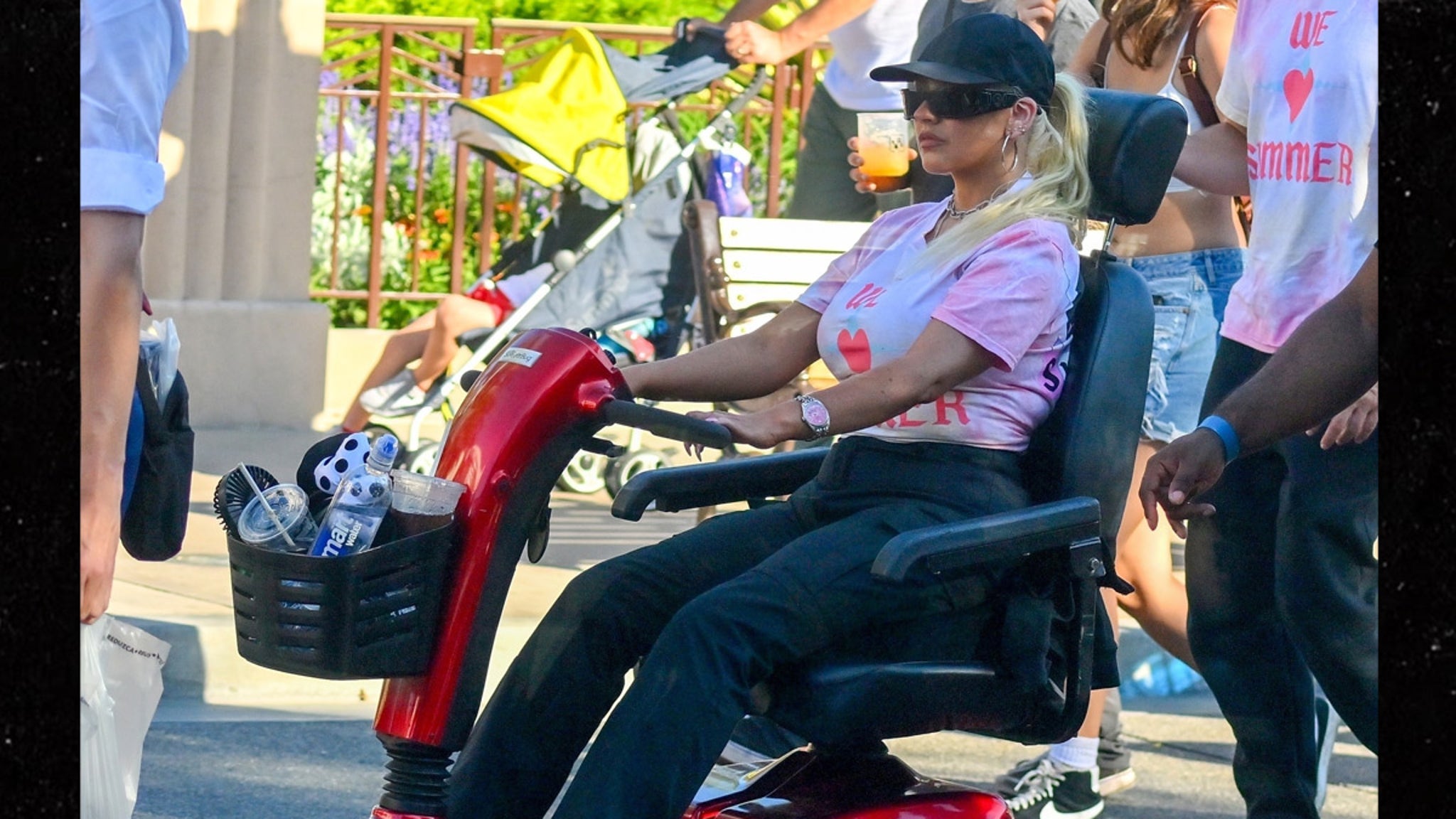 Christina Aguilera rijdt in een elektrische rolstoel door Disneyland Park