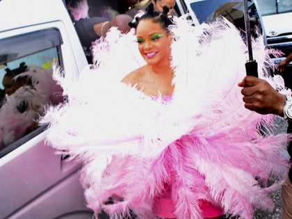 0805 rihanna crop over festival mega