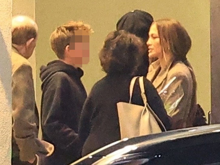 jennifer-lopez-samuel-backgrid-1