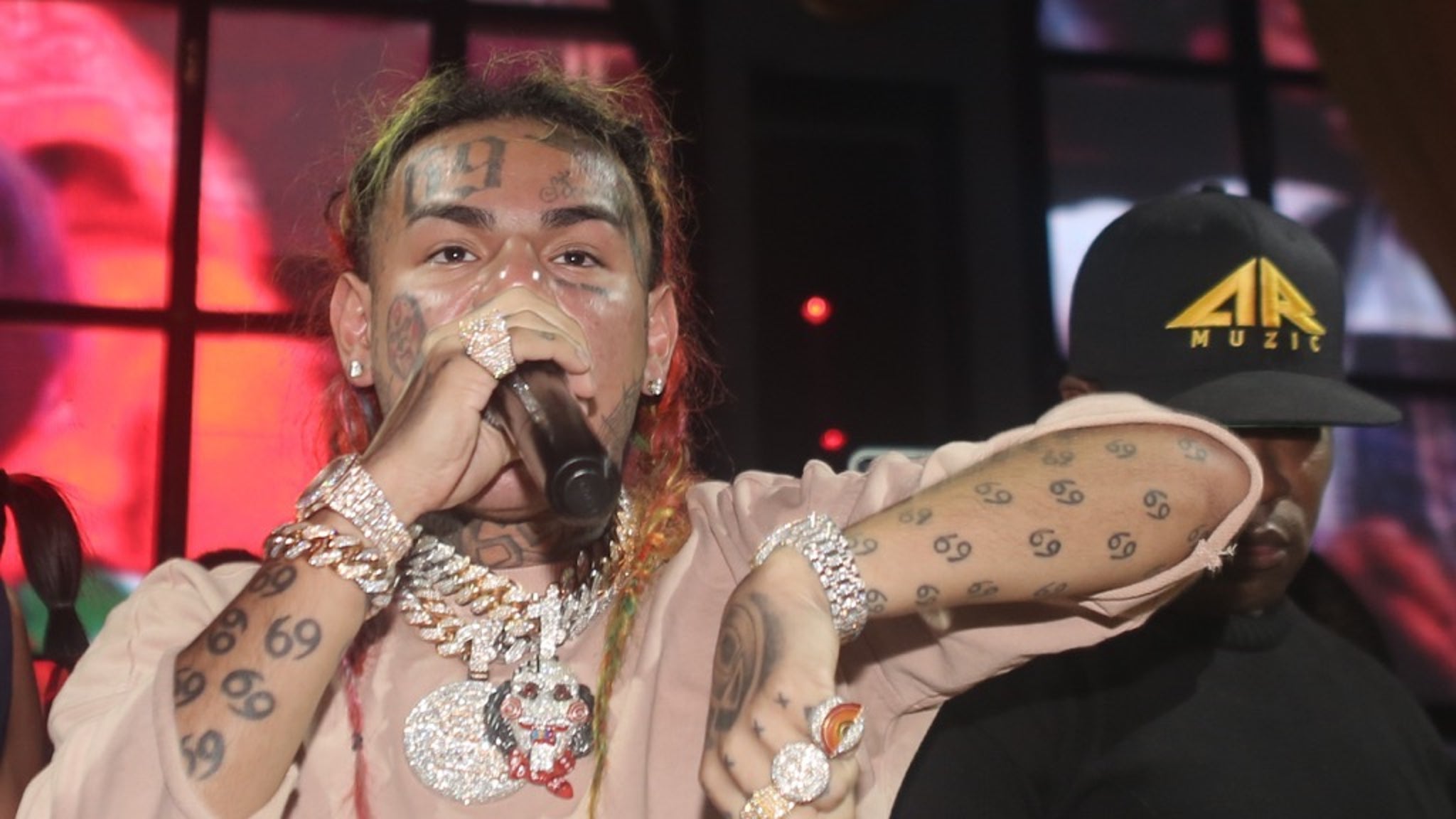 Tekashi69 Gets Nude in Club