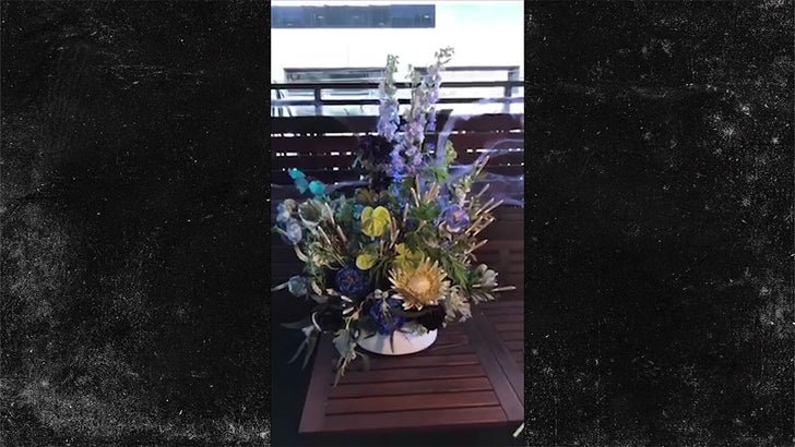 Snoop Dogg enjoyed some very special flowers for his birthday -- a customized bouquet enhanced with 4 dozen joints!!! Take that, baby's breath.