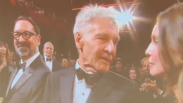 Harrison Ford 'Indiana Jones' Galasında Calista Flockhart'tan Uzakta Oturuyor