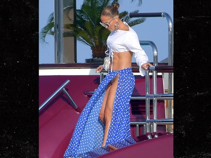 0902 Jennifer Lopez and Alex Rodriguez arrive at the Nikki Beach in St Tropez MEGA