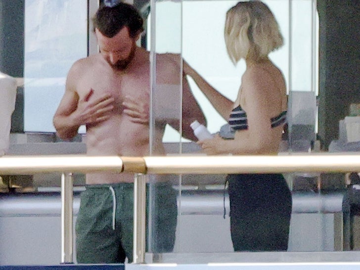 0903-Bradley-Cooper-Gigi-Hadid-Tabir Surya-SUB