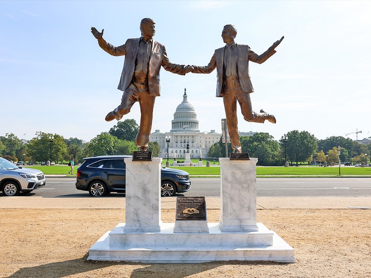 Statue of Donald Trump and Jeffrey Epstein