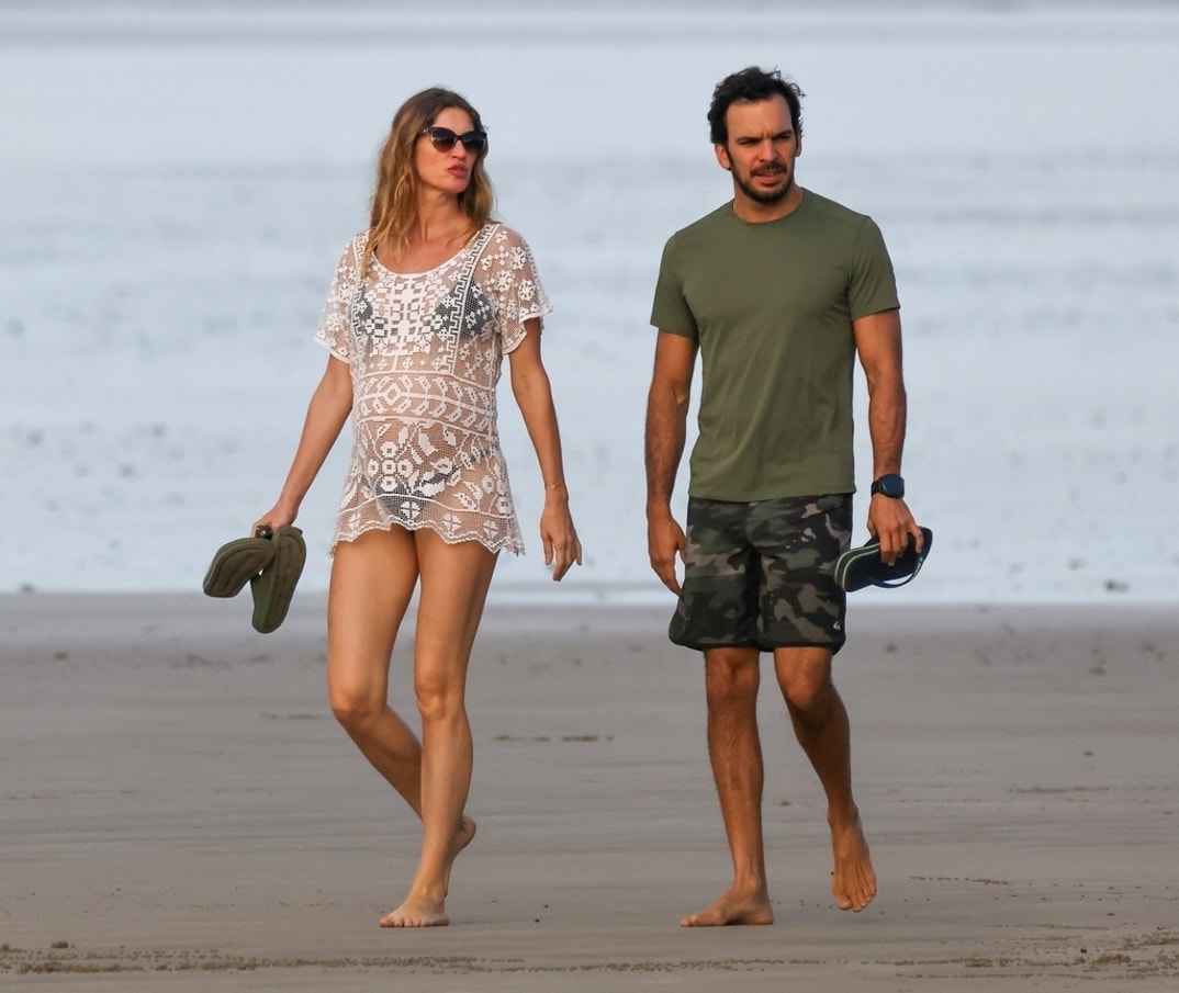 Gisele Bundchen Kissing Joaquim Valente On A Beach In Costa Rica