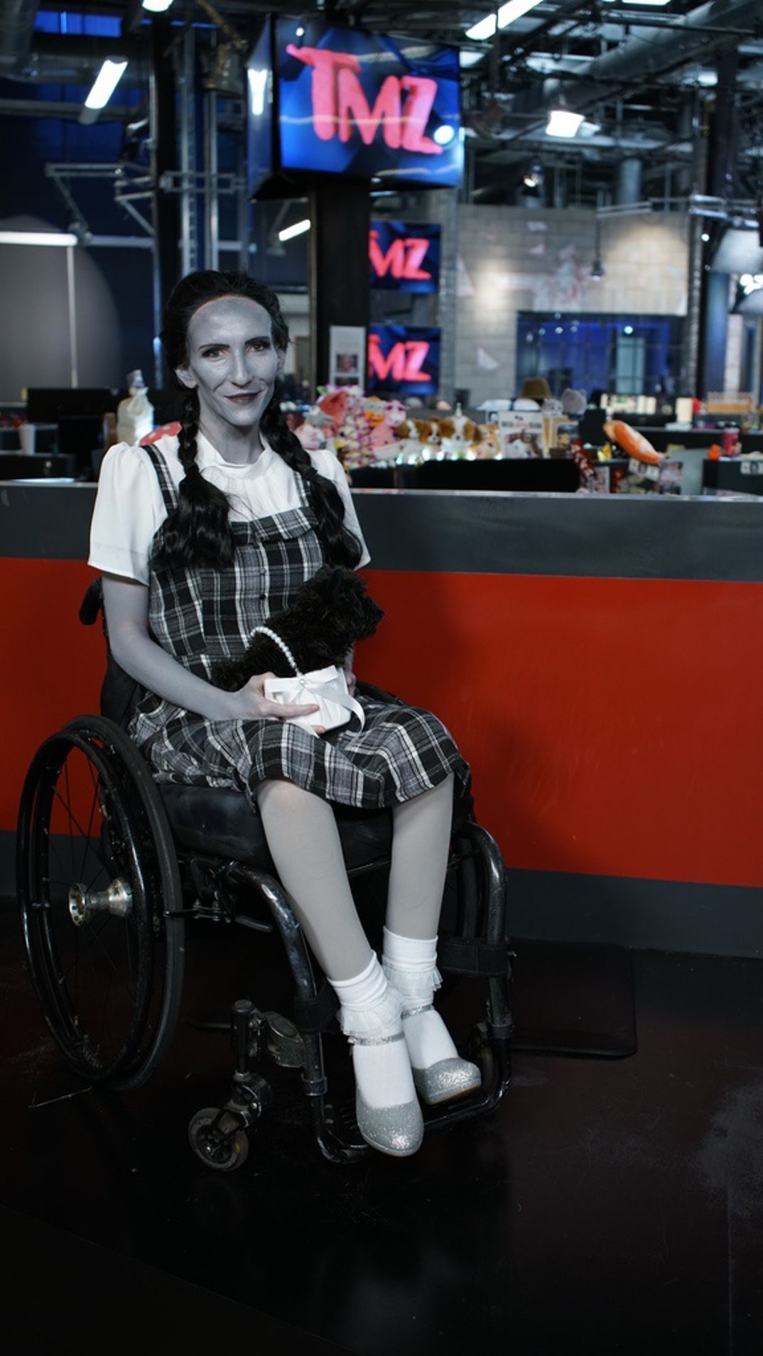 Amber as monochromatic Dorothy