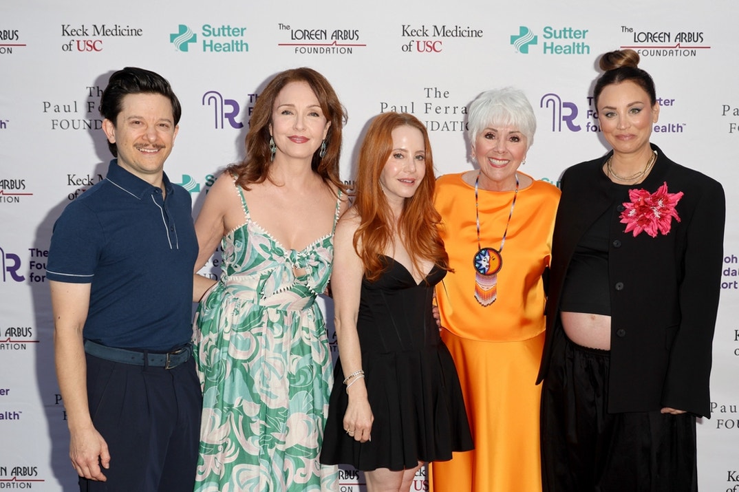 Martin Spanjers, Amy Yasbeck, Amy Davidson, Joyce DeWitt, and Kaley Cuoco