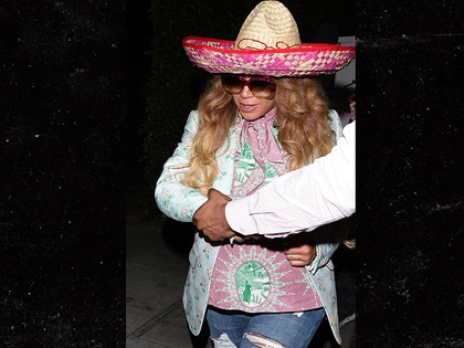 0506-beyonce-in-sombrero-splash