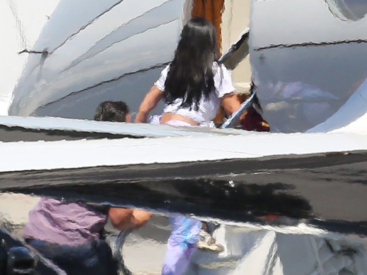 0806 kylie jenner airplane 03 x17