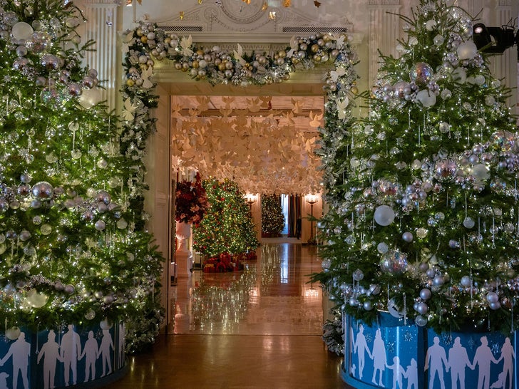 1202-white-house-christmas-holiday-decorations-photos-primary