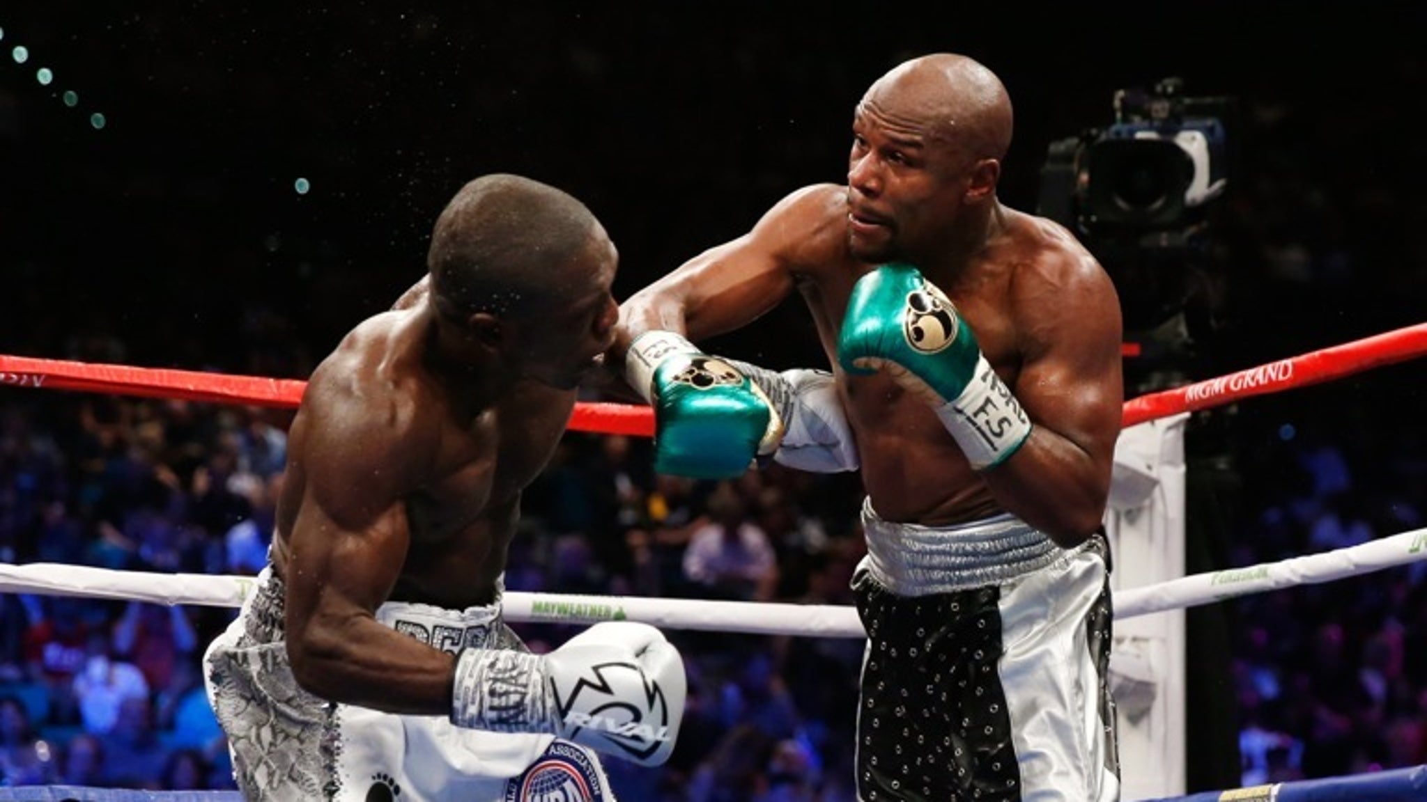 Floyd Mayweather Vs. Andre Berto -- The Fight Photos