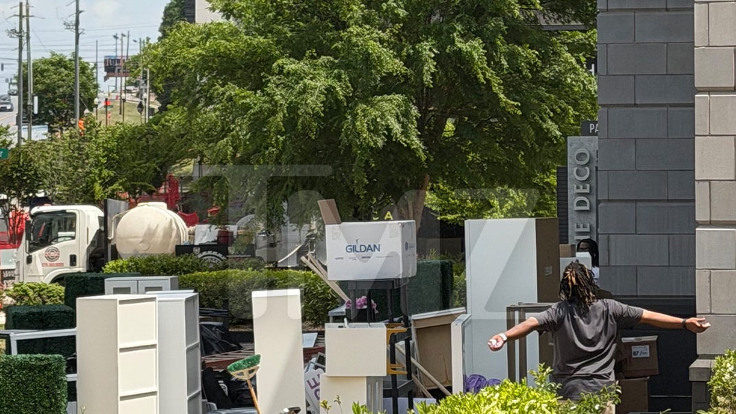 0424-Kenya-Moore-Eviction-PRIMARY