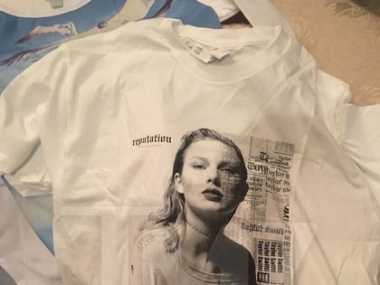 taylor swift auction swag photos-05