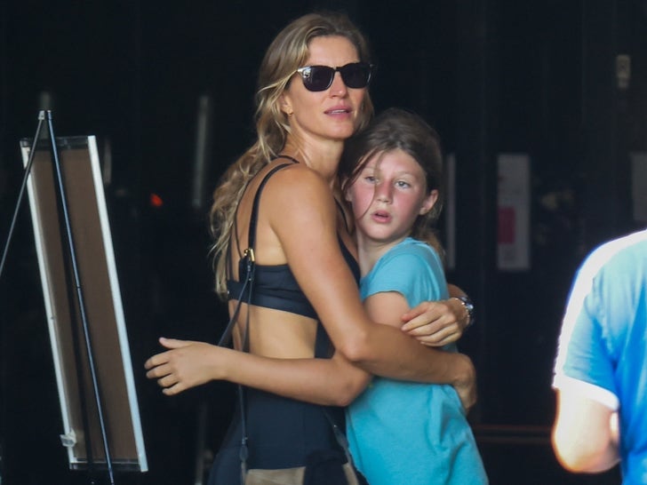 0816-Gisele-Bundchen-Joaquim-Valente-Vivian-Brady-Hug-Gym-photos-primary-4