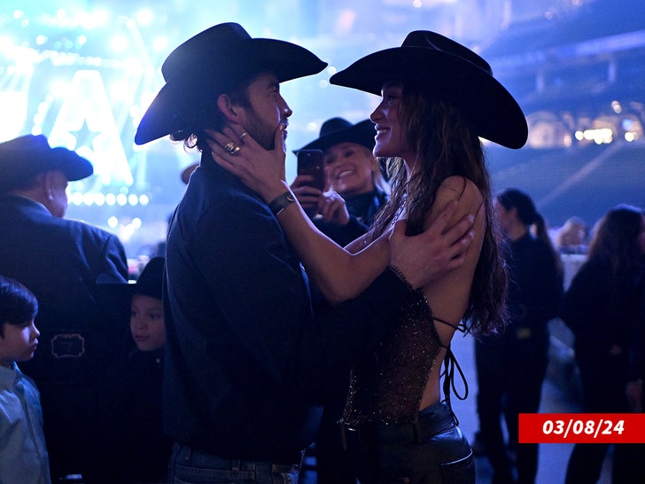 Bella Hadid y Adán Bañuelos Getty 3