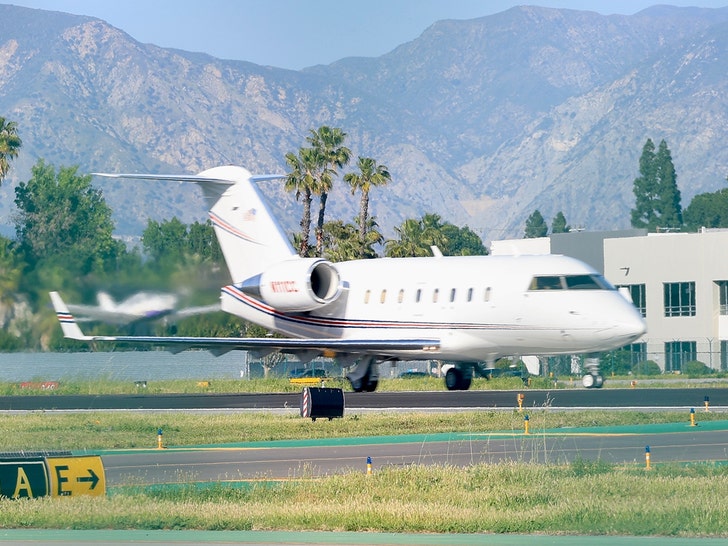 Rihanna sale volando de Los Ángeles en medio del rodaje del drama Backgrid 2