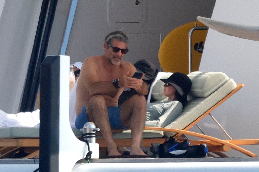 Jennifer Aniston Courteney Cox Pedro Pascal Jim Curtis Yacht Mallorca 6