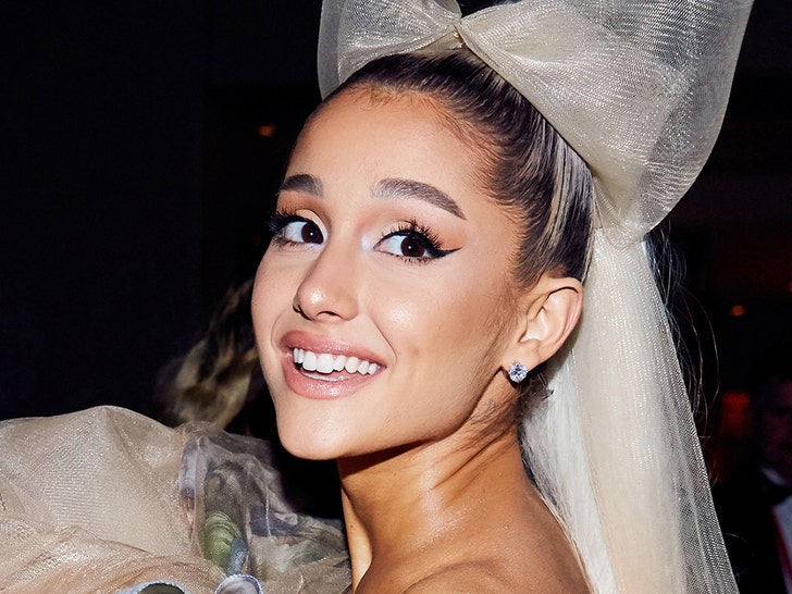 Ariana Grande Secretly Sending Cash to Fans Who've Lost ...